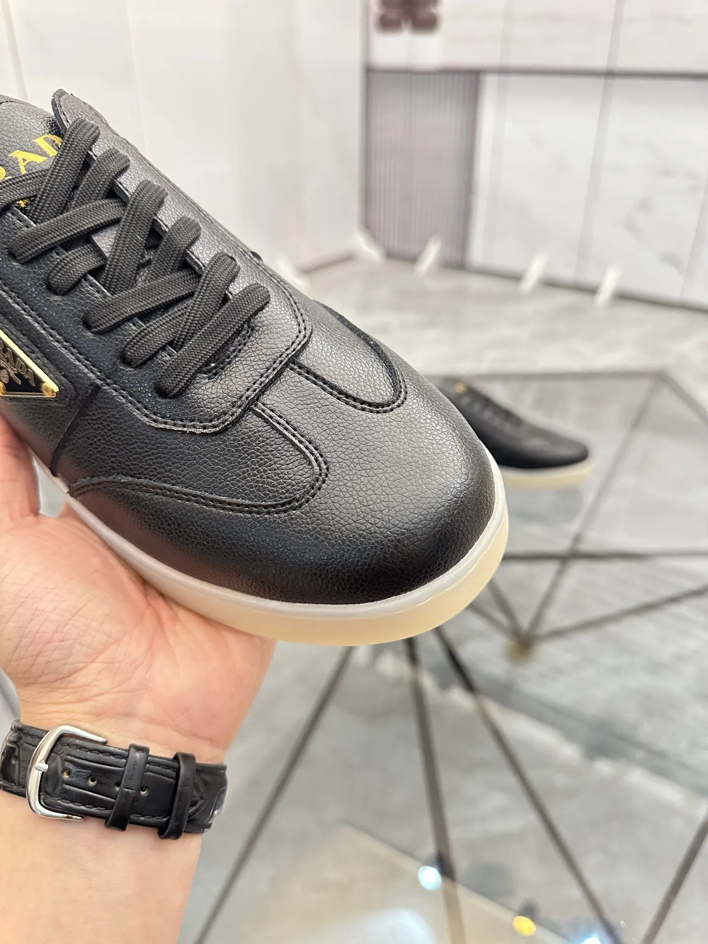 Men's shoes: 💰P400¥ Product trademark: Prada *"Prada*" low-top casual shoes Regular size: 38-44 (can be customized to 45) Product materials: imported cowhide upper, sheepskin lining, original outsole. Number: 020
